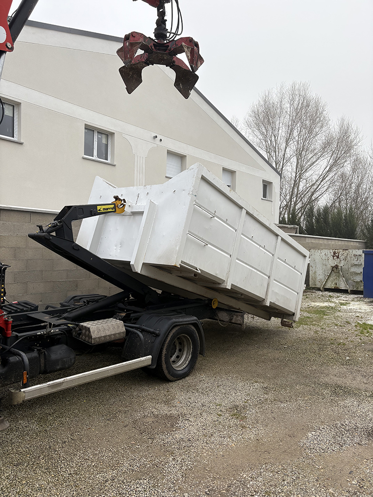 Location benne Yvelines – Chargement avec camion grue 78